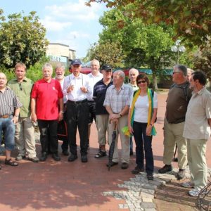 Die Wandergruppe vor dem Start in Lohfelden
