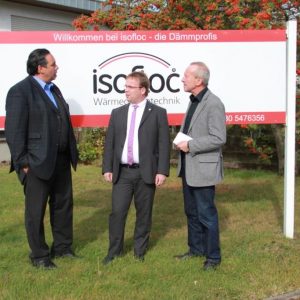 Landtagsabgeordneter Timon Gremmels (Mitte) zusammen mit dem Bürgermeister von Lohfelden Michael Reuter (rechts) und Isofloc-Geschäftsführer Ahmed Al Samarraie (links) anlässlich der Betriebsbesichtigung.
