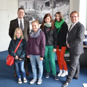 Amelie Gottschalck (Niestetal), SPD-Fraktionsvorsitzender Thorsten Schäfer-Gümbel, Eileen Ebel, Lisa-Marie Thiel und Katrin Wicke (alle Baunatal), MdL Timon Gremmels