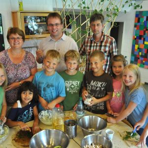 Lirum-Larum-Löffelstiel: Rosa Heinmöller, Sarah Pichler, Maurice Böttger, Malte Gerlach, Felix Reuter, Anne Kettelhut, Jette Reuter und Carina Hofmann bereiten gemeinsam mit ihren Betreuern Steffi Bau, „Praktikant“ Timon Gremmels und Achim Mattusek gemein