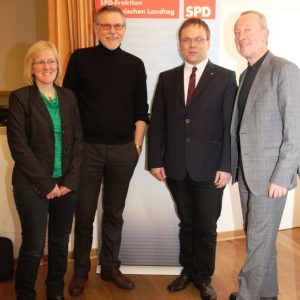 Sabine Hammerschmidt (Ver.di), Gerard Merz (familienpolitischer Sprecher der SPD-Landtagsfraktion), Timon Gremmels (heimischer SPD-Landtagsabgeordneter) und Bürgermeister Michael Reuter bei der Podiumsdiskussion zum KiföG.