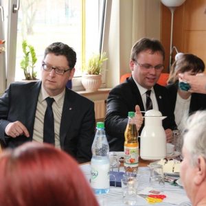 Nette Gespräche bei Kaffee und Kuchen