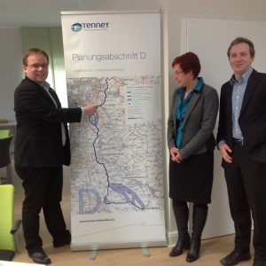 Timon Gremmels im Gespräch mit Christian Hübner (Tennet) und der Leiterin des Projektbüro für die 380-KV-Leitung Wahle-Mecklar Marion Landsmann (K2 Engineering GmbH) in Göttingen.