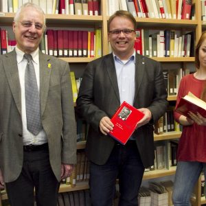 Herderschule, Bibliothek.(von links:) Martin Sauer (Schulleiter der Herderschule). Timon Gremmels MdL (ehemaliger Herderschüler). Nina Riemann (Schulsprecheri, Herderschule)