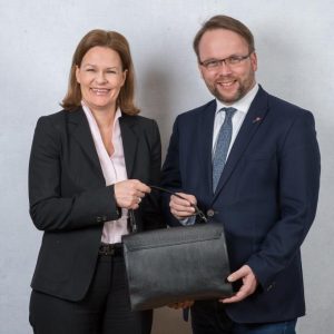 Werbung für die Handtaschenbörse des Vereins Frauen helfen Frauen im Landkreis Kassel e. V. mit Nancy Faeser